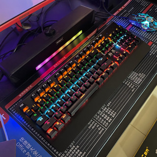 835 คง 835 Qingshan สีขาวรอบสองสี Keycap พังก์แป้นพิมพ์เครื่องกล ไฟ RGB Running Horse คีย์บอร์ดเกมมิ่งเชิงกลจริง机械键盘