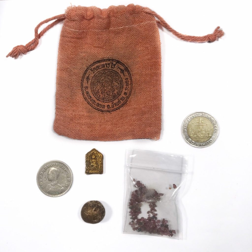 ถุงขวัญถุง หลวงปู่ทิม วัดระหารไร่  ประกอบด้วย เหรียญ 1 บาท หินแร่เสก ลูกอม ขุนแผนผงพรายกุมาร