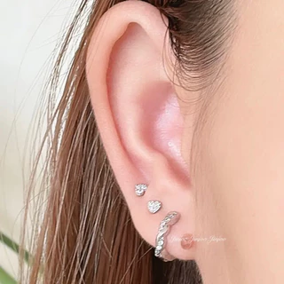 Jinjoo (ราคาต่อคู่) ต่างหูห่วงเกลียวพลอยสลับ ต่างหูเงิน 925 หรูหรา Simple luxury รหัส H105