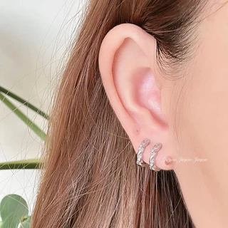 Jinjoo (ราคาต่อคู่) ต่างหูห่วงเกลียวพลอยสลับ ต่างหูเงิน 925 หรูหรา Simple luxury รหัส H105