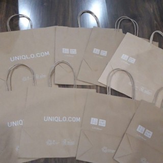 ถุงของขวัญ UNIQLO ขนาด 10×10 นิ้วและ 12.5×12.5 นิ้ว