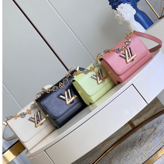พรี​ ราคา9300 Lv Louis Vuitton Twist M22773 MM หนังแท้ กระเป๋าสะพายข้าง กระเป๋าสะพาย 23x17x9.5cm