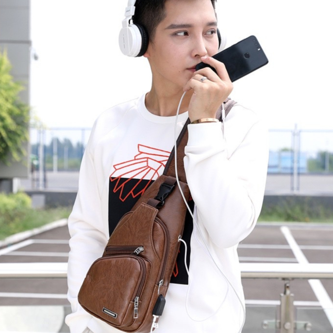 กระเป๋าสะพายข้าง กระเป๋าคาดหน้าอก หนัง เย็นสบาย มีรู USB ชาร์จ หูฟังภายนอก  JB