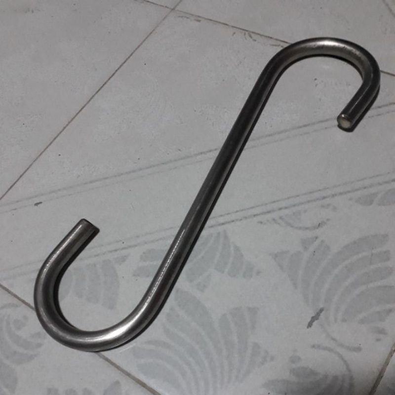 ตะขอเอสแสตนเลสตันโต1/2นิ้วยาวประมาณ32ซมปากกว้าง5.5ซม1ตัว150บาท