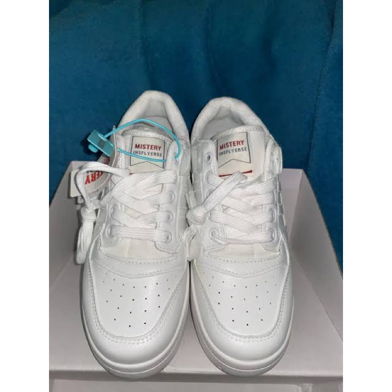 รองเท้าผ้าใบ Mistery