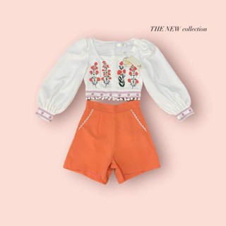 ป้าย SN เซ็ท2ชิ้น เสื้อสีขาวลายดอกคอเหลี่ยมแขนยาวพองๆชายเสื้อแต่งปอมๆ+กางเกงขาสั้นสีส้ม สวยน่ารักมาก ใส่เที่ยวชิคๆ