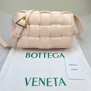 Kept unused Bottega padded cassette สี macaroon  ใบนี้จุของได้เยอะเลยไซร์ใหญ่ สามารถใช้งานเป็น Unisex ได้