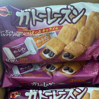 Bourbon Raisin Cream with Soft Cookies Sand Cookies 8Pคุกกี้ลูกเกด 1 ห่อ มี 8 ชิ้น ลูกเกดแช่เหล้ารัมโรยด้วยครีมนม