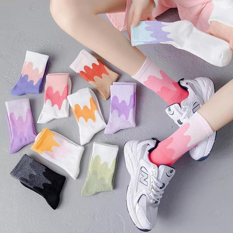 ซื้อ ถุงเท้าข้อยาว 3 เฉดสี ลายไล่โทนสี แนวแฟชั่น น่ารัก สไตล์ญี่ปุ่นKorean tube socks gradient color women's socks colorful s