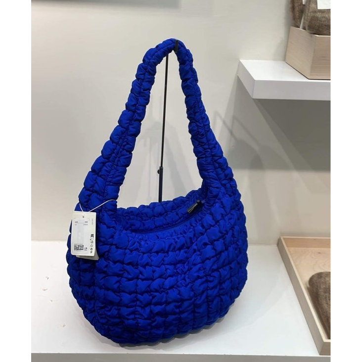 พร้อมส่ง * กระเป๋า COS Oversized Quilted Bag สีน้ำเงิน (blue) ของแท้ 100%