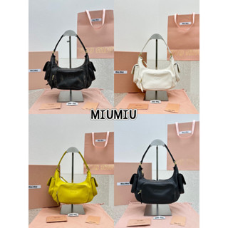 พรี​ ราคา9100 𝐌𝐢𝐮 𝐌𝐢𝐮  𝐡𝐨𝐛𝐨 5539 หนังแท้ กระเป๋าสะพายไหล่21*6*12cm