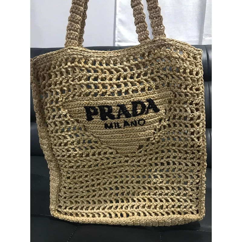 กระเป๋าถือแบบสาน Prada