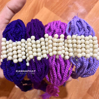 ด้ายผูกข้อมือ ด้ายสายสิญจน์ สีม่วง มี 4 เฉดสี ถักแบบโซ่ ยาวประมาณ 30 ซม. ลูกปัดสีครีม 5 เม็ด เส้นสวยถักเน้น คุณภาพดี