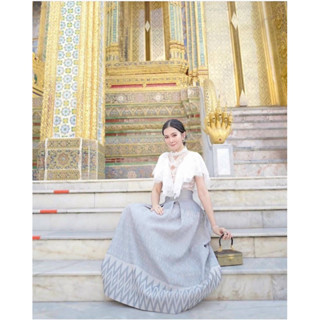 ชุดไทยสีเทา เสื้อลูกไม้ประยุทธ์+กระโปรงลายไทย