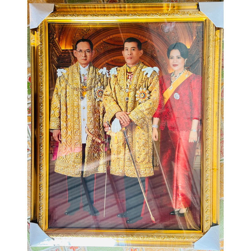 กรอบรูปสีทองพร้อมภาพมงคลรัชกาลที่9+พระพันปี+รัชกาลที่10 ขนาด15*20นิ้ว