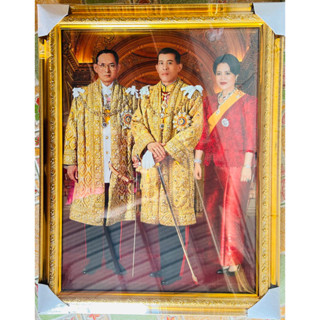 กรอบรูปสีทองพร้อมภาพมงคลรัชกาลที่9+พระพันปี+รัชกาลที่10 ขนาด15*20นิ้ว