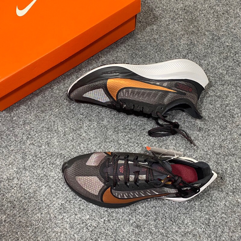 รองเท้าวิ่ง NIKE Zoom Gravity Icon Clash มาพร้อมโครงสร้างที่มีน้ำหนัก ตอบสนองอย่างยืดหยุ่นและนุ่มเท้าในก้าว