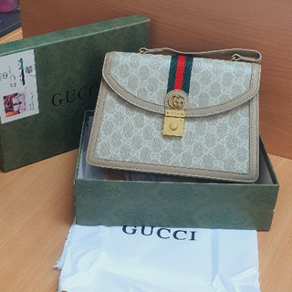 GUCCI กระเป๋าสะพายข้างGUCCI มีหูหิ้ว และสายสะพายยาว ขนาด 10 นิ้ว