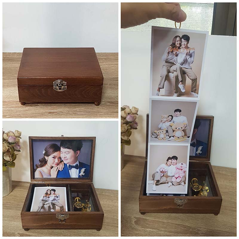 กล่องดนตรีไขลาน SANKYO ในกล่องไม้ขนาด 5×7 นิ้ว เห็นตัวเครื่องสีทอง พร้อมปริ้นรูป 12 รูป (ที่ฝา 1 + รูปพับ11 รูป) ส