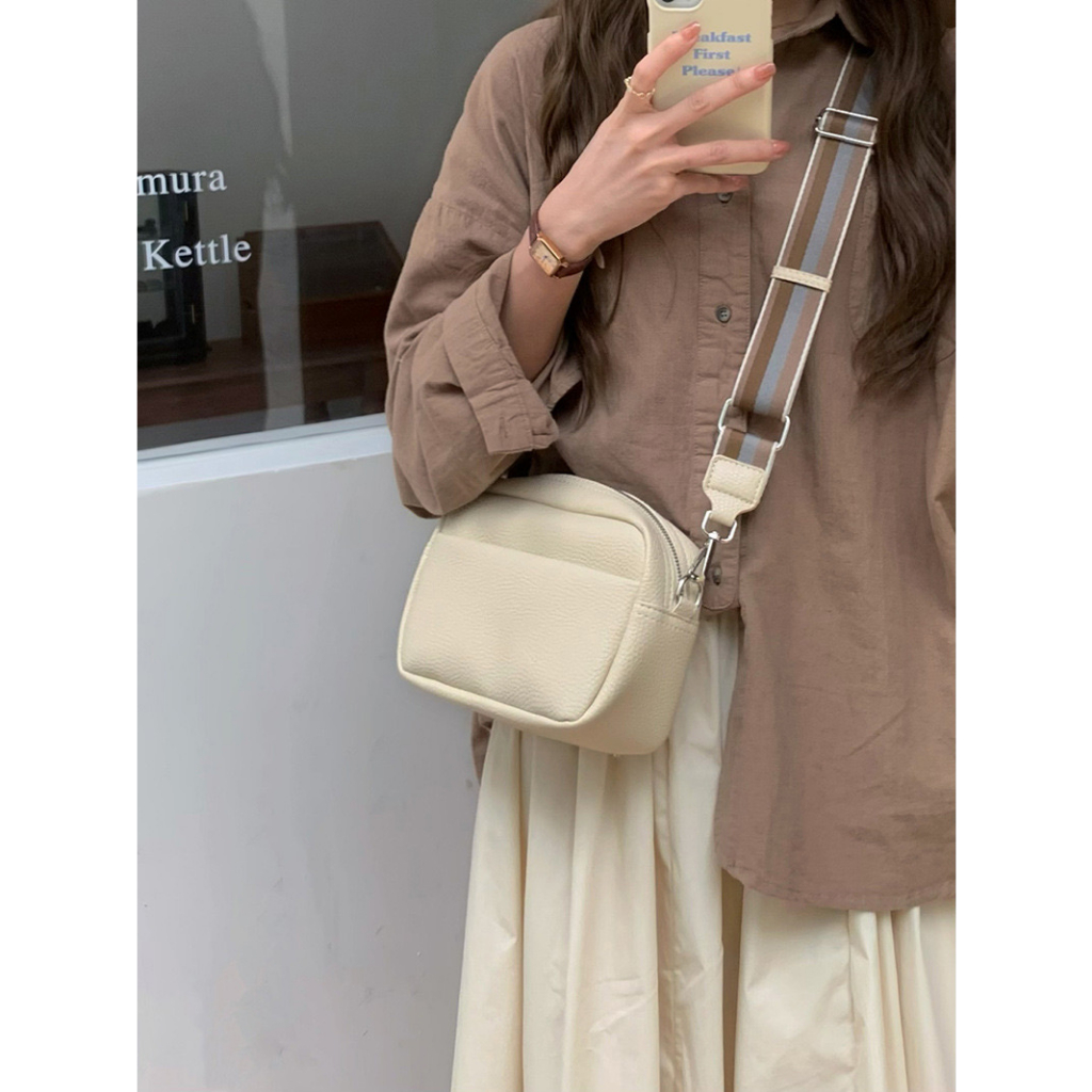 กระเป๋าสะพายข้างทรงสี่เหลี่ยม รุ่น  Vi091 หนังPUแบบด้าน พิมพ์ลายหนัง สีพื้น (ตัวเลือก 4 สี ดำ,ขาว,ครีม,ชมพู) - รูปที่ 7