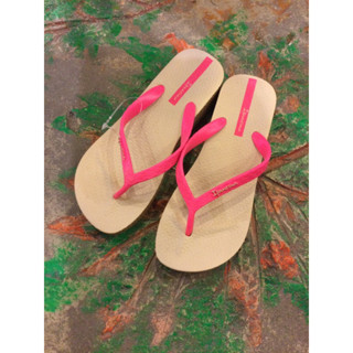 🌸 Ipanema 383 รองเท้าแตะส้นสูง 1.5 นิ้ว สีครีมเบจ หูสีชมพู ราคา 1090