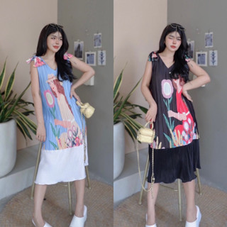 พร้อมส่ง Maxi Dress เดรสอัดพลีทแขนกุดแต่งโบว์ ลายดอกไม้ ผ้าชีฟอง พริ้วสวย งานป้าย