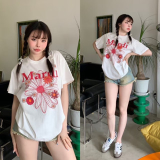 T-SHIRT 🌼 เสื้อยืดคอกลมแขนสั้น คอลแลคชั่นใหม่ของแบรนMardi ชนช็อป ดาราใส่กันเยอะมากก ลายซิกเนเจอร์แบรนด์ แมทซ์ง่าย