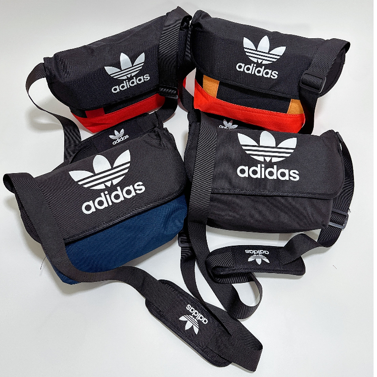 กระเป๋าสะพายขนาดใหญ่ adidas