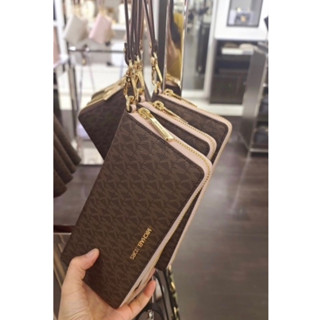 พร้อมส่ง แท้ 🇺🇸💯% New MK กระเป๋าสตางค์ใบยาว Michael Kors Jet Set Travel Monogram Zip Around Travel Wallet Wristlet ชมพู