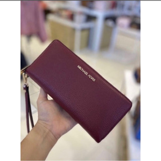 พร้อมส่ง 🇺🇸แท้ 💯% กระเป๋าสตางค์  ใบยาวรุ่น MICHAEL KORS TRAVEL CONTINENTAL WALLET สีแดง Mulberry สีสวยมากๆค่ะ