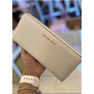 พร้อมส่ง 🇺🇸 แท้ 💯% กระเป๋าสตางค์  ใบยาว MK รุ่น MICHAEL KORS TRAVEL CONTINENTAL WALLET สีครีมอ่อน สวยหรูค่ะ