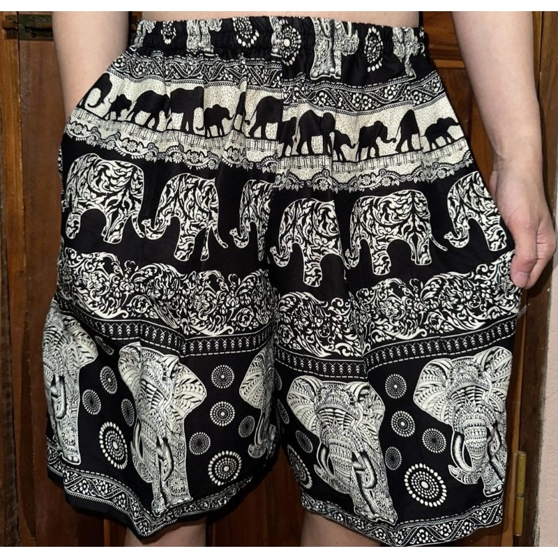 กางเกงขาสั้นลายช้าง ผ้าสปัน  เอว ยืดสุด 44 นิ้ว สะโพก 48 รอบขา 24 นิ้ว