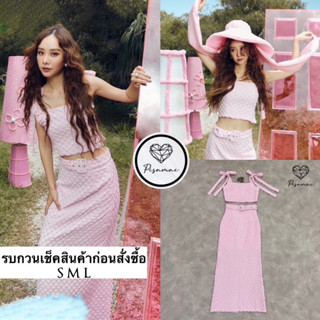 เซ็ตเสื้อแขนกุดสีชมพูแต่งไหล่โบว์ มาคู่กับกระโปรงตัวยาวพร้อมเข็มขัดเข้าเซ็ต ใส่vacayถ่ายรูปกับแก๊งค์เพื่อนๆไม่มีผิดหวัง