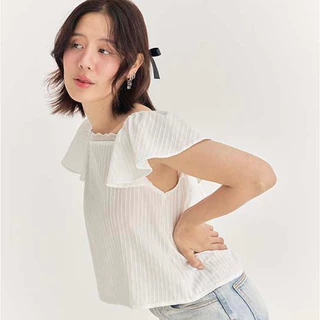 (จัดส่ง 19)Theremin Lila blouse เสื้อแขนกระดิ่งตกแต่งลูกไม้ (white lace)