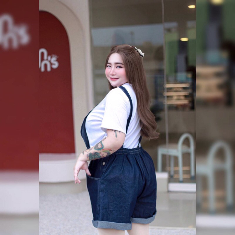 #48(ส่งเร็ว)เอี๊ยมกางเกงขาสั้นผ้ายีนส์+เสื้อยืดสีขาว สายเอี๊ยมสามารถปรับได้ มีกระเป๋าข้าง Women Bigsize