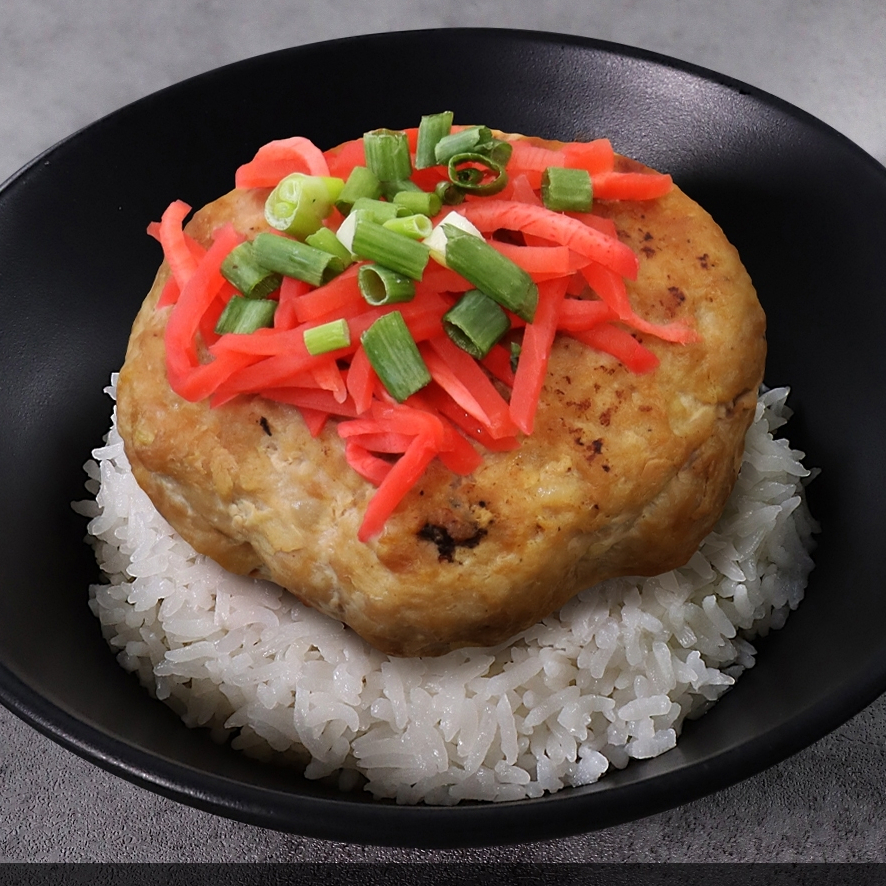 แฮมเบิร์กหมูญี่ปุ่น พร้อมซอส-เครื่องเคียง (สินค้าแช่แข็ง) By The Eateria