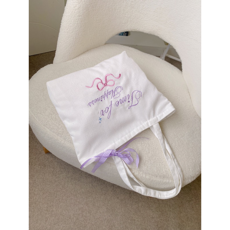 พร้อมส่ง 𝐇𝐚𝐩𝐩𝐢𝐧𝐞𝐬𝐬 กระเป๋าผ้าลูกฟูกลายปัก มีซิป