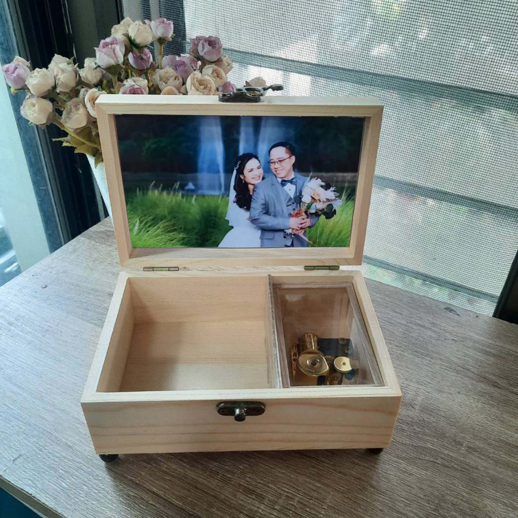 กล่องดนตรีไขลาน Sankyo เห็นตัวเครื่องสีทองในกล่องไม้สนขนาด 5×7×2.5 นิ้ว พร้อมปริ้นรูปติดที่ฝากล่อง (ส่งรูปมาทางข้อความ)