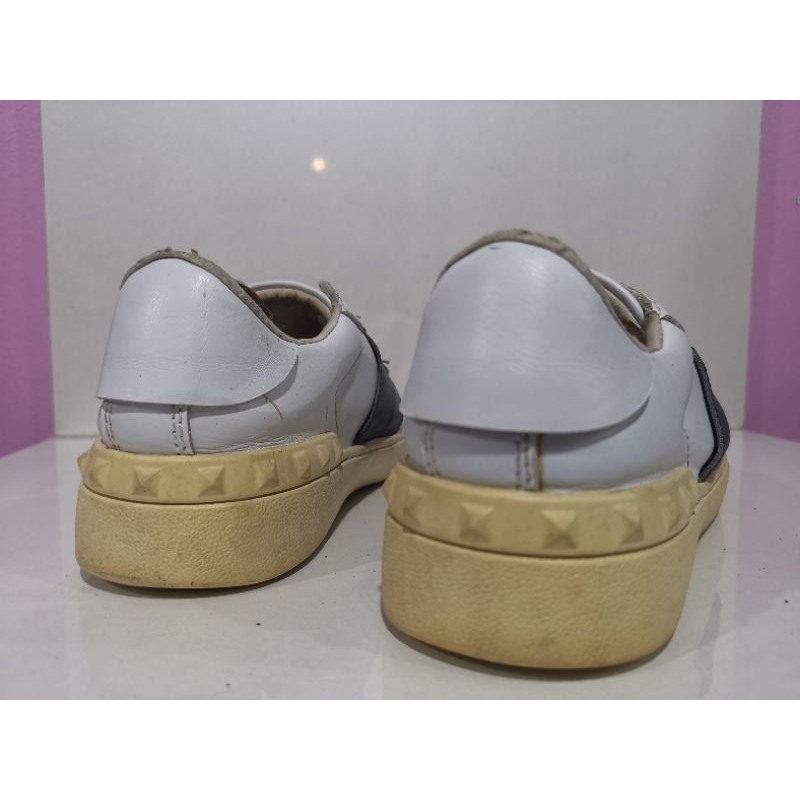 VALENTINO GARAVANIVACALFSKIN OPEN SNEAKER
COLORS WHITE/BLACK
size 40 us / 25 cm. 
ซอฟต์ในเปลี่ยน​มา