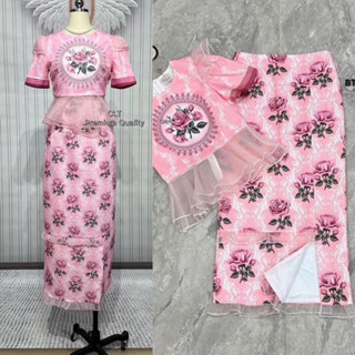 เซท 2 ชิ้น เสื้อแขนสั้นแต่งระบายผ้าแก้วสีชมพูอ่อนช่วงไหล่และปลายชาย ตรงกลางพิมพ์ลายดอกกุหลาบแต่งด้วยลายล้อมรอบ ซิปหลัง