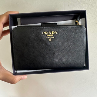 กระเป๋าสตางค์ ใบกลาง Prada มือสองของแท้ หนัง สีดำ มาพร้อมกล่อง