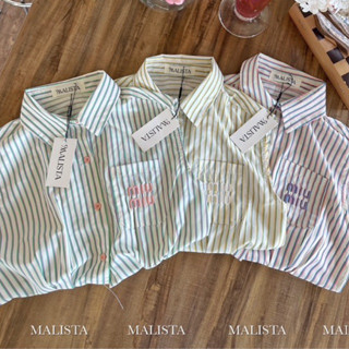 Malista miu miu shirt เสื้อเชิ้ตแขนล้ำ จั้มเอวนิดๆ แต่งกระเป๋าใบเล็กปักโลโก้ด้วยยย ลายริ้ว