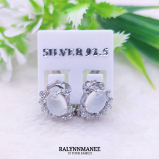 N6449 ต่างหูพลอยมูนสโตนแท้ ( Moonstone ) แบบอิงลิชล็อค ตัวเรือนเงินแท้ 925 ชุบทองคำขาว