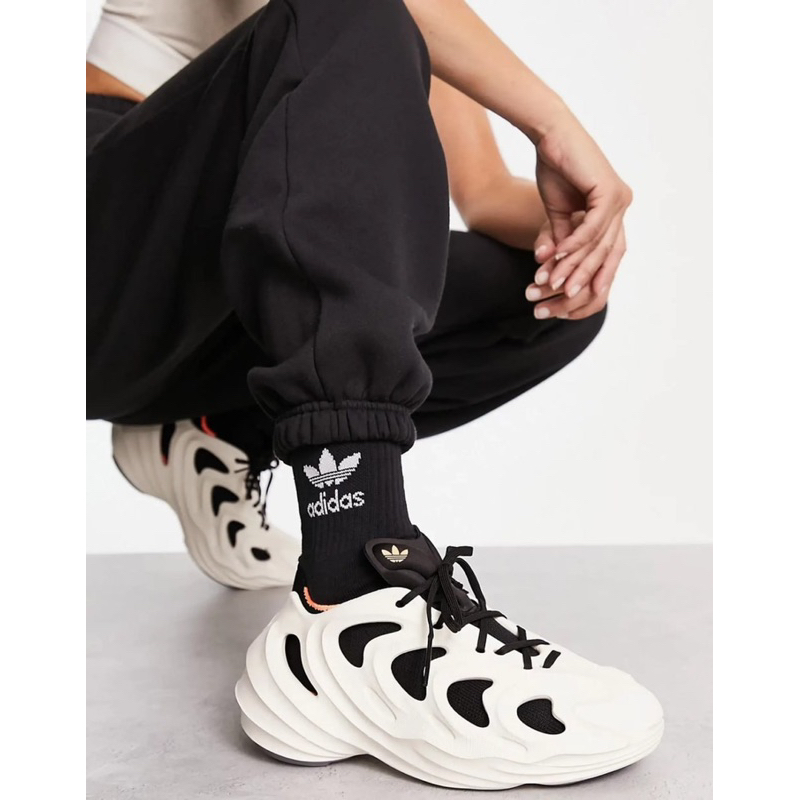 รองเท้า adiFOM Q Trainer In Off White And Black-Brown
