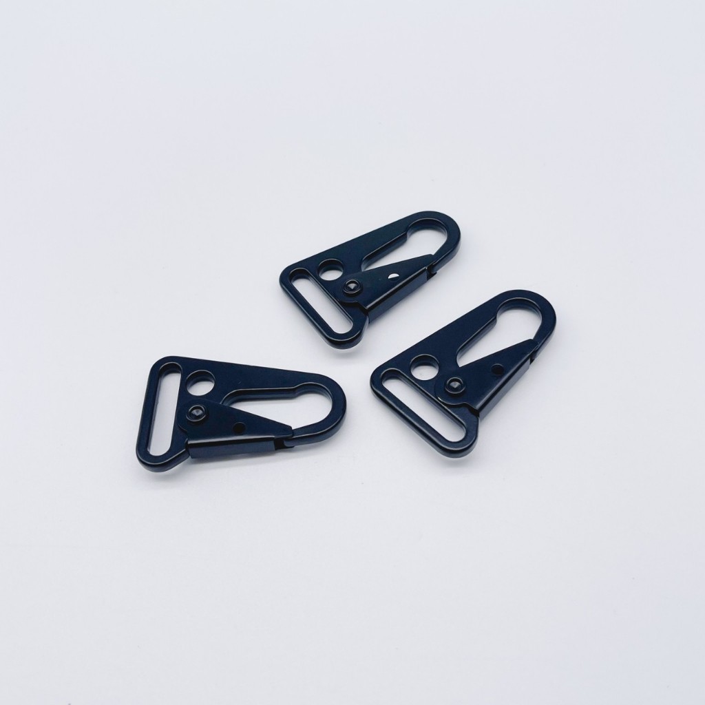ตะขอโลหะ ทรงสามเหลียม ฐาน 25 มิล สีดำด้าน CARABINER สีดำด้าน – โปรปัง