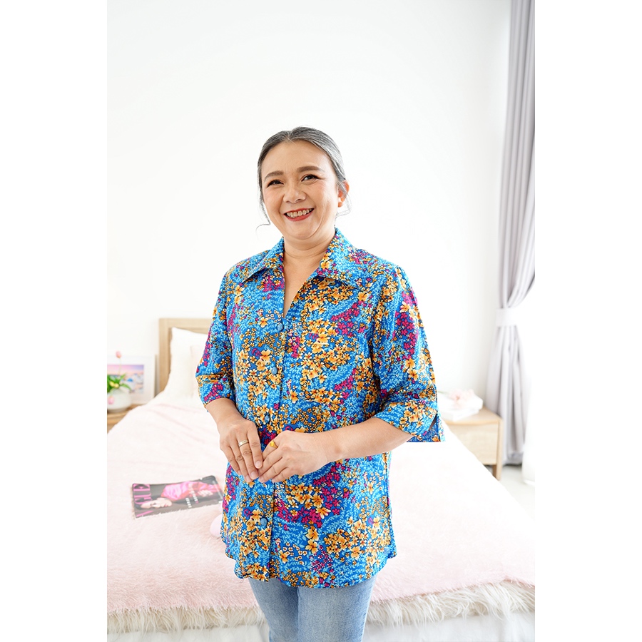 เสื้อผู้ใหญ่คอปกปีกนก ผ้าอะมูเซ่นไม่ยับ แขนสามส่วนต่อปลาย กระดุมแฟชั่นอย่างดี ตัดเย็บในไทยลายดอกไม้