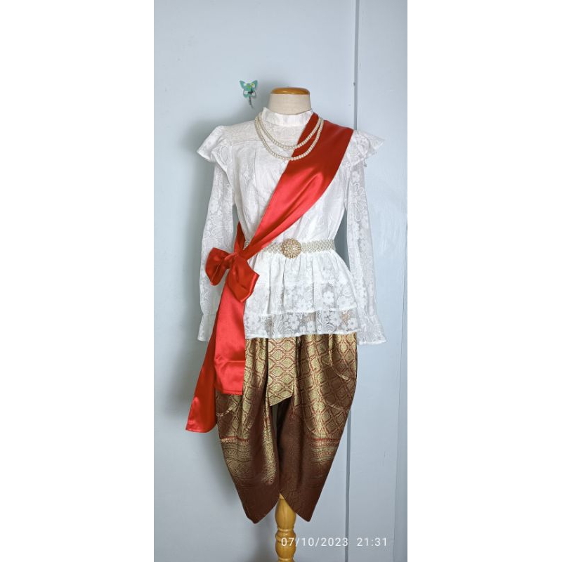 ชุดไทยสตรี ชุดผ้าโจงกระเบนสีแดงเสื้อขาวสายสะพายสีแดง