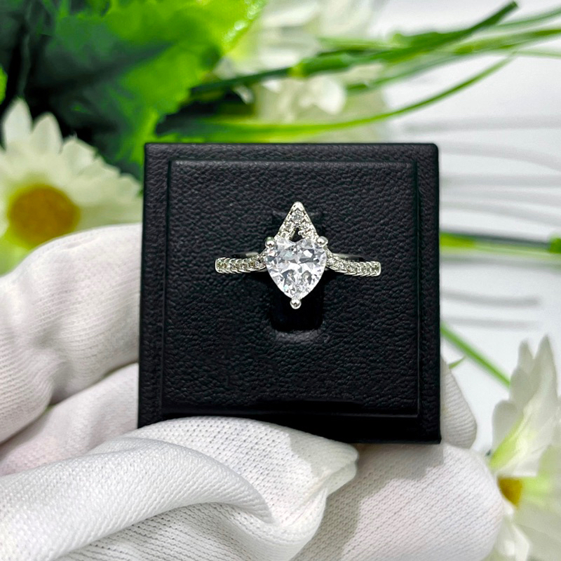 PETCHARA แหวนเพชรโมอีสรูปหัวใจ1กะรัต ชุบทองคำขาว ตัวเรือนเงิน 92.5% พร้อมใบเซอร์GRA(D2020)