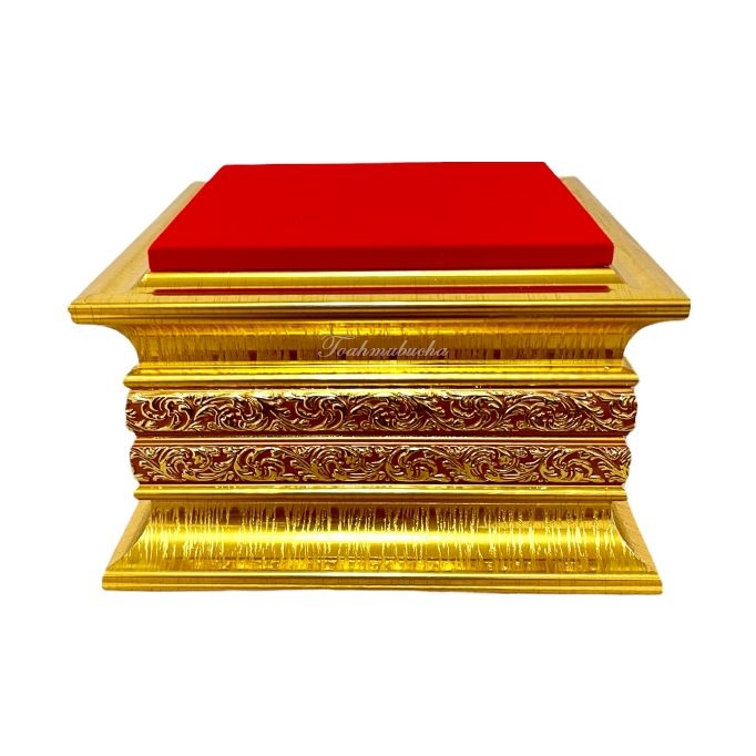 ฐานรองพระ ฐานวางพระลายไทย รุ่นฐาน 2 ชั้นสูง 4 นิ้ว ขนาดฐานล่าง 8.5x8.5 นิ้ว ขนาดพื้นกำมะหยี่แดง 7x7 นิ้ว ไม้สีทอง