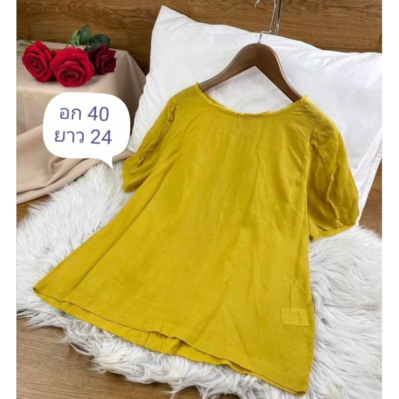 (F56) เสื้อสีเหลือง​ กระดุงหลังสีดำ​ แต่งคอ​ และแขนระบาย​ อก​ 40 นิ้ว​ ยาว​ 24 นิ้ว